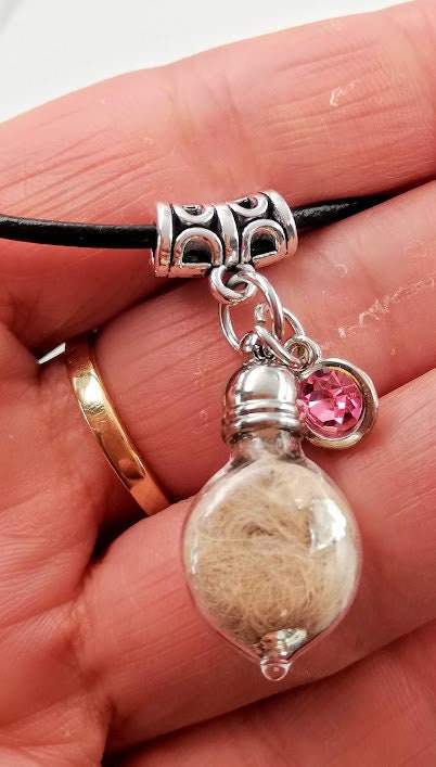 Glasanhänger gefüllt mit Fell in der Hand – Größenvergleich, rosa Strassstein, Zinou Minimanufaktur
