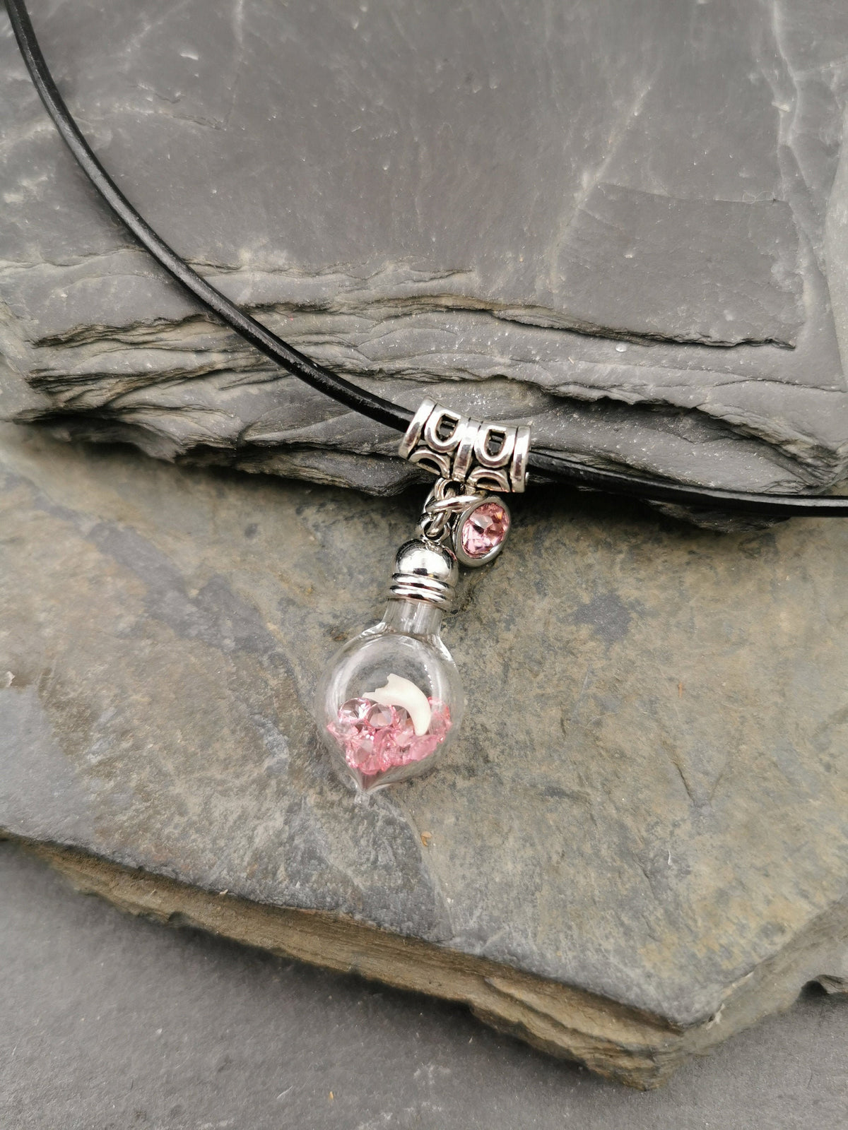 Glasanhänger gefüllt mit einem Zähnchen und rosa Strassstein auf Schieferstein – Gedenkschmuck von Zinou Minimanufaktur