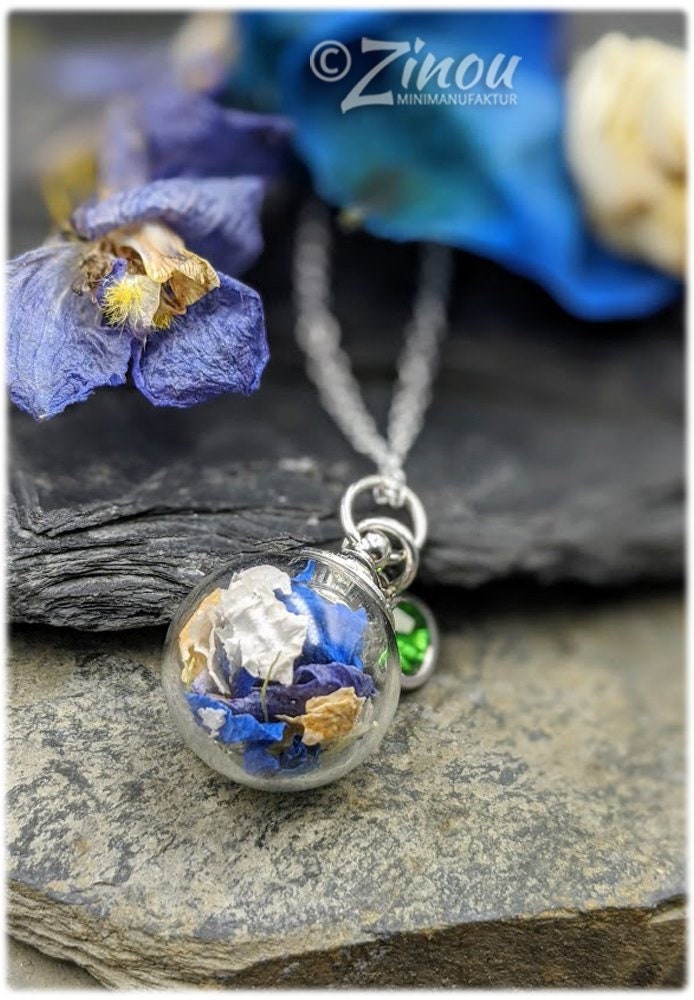 Glasphiole mit blauen Blüten und grünem-Charm an Silberkette Nahaufnahme – personalisierter Schmuck Andenken an deine Hochzeit von Zinou Minimanufaktur