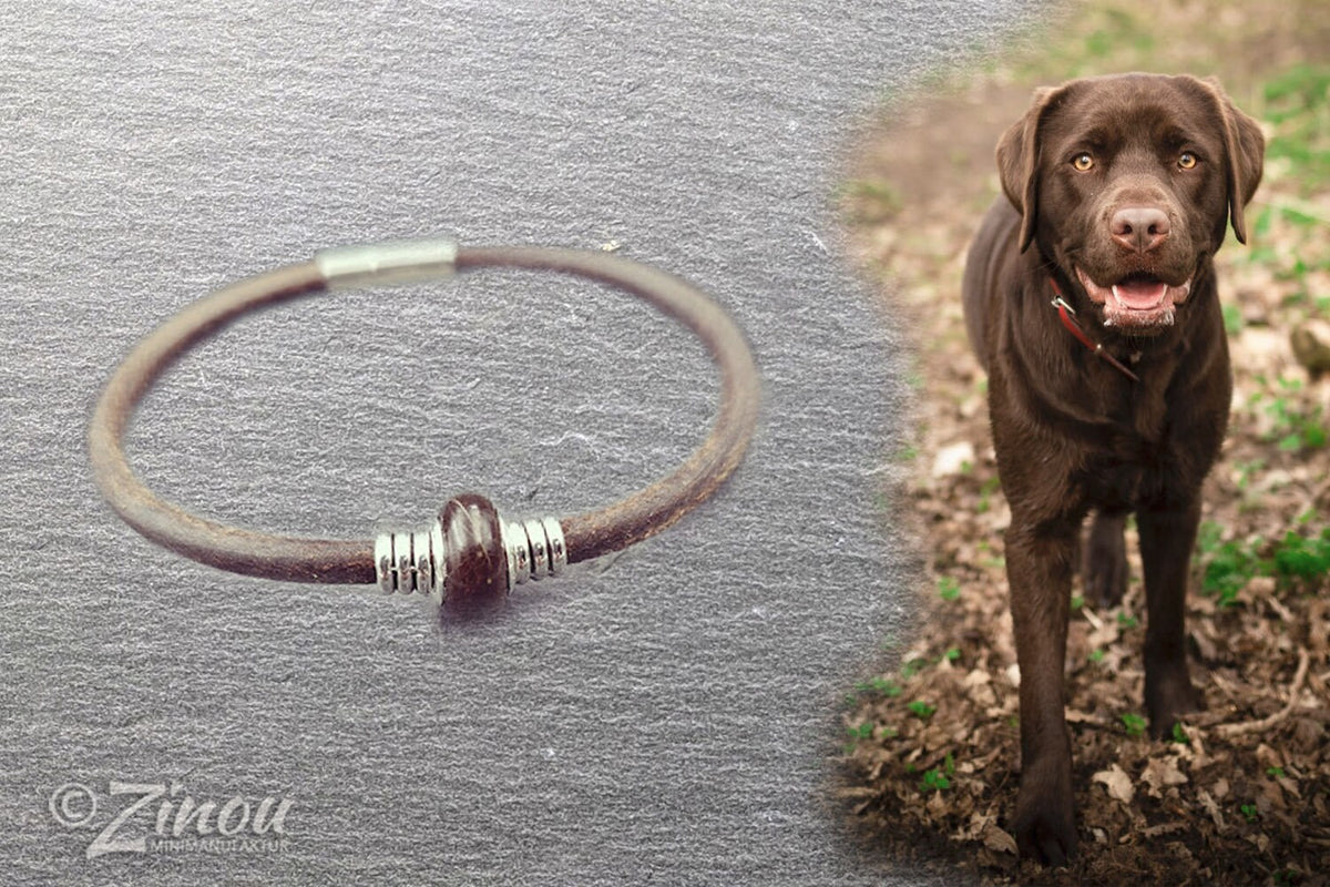 Glattlederarmband mit dunkler Minifellperle – Gedenkschmuck vom eigenen Labrador, Zinou Minimanufaktur