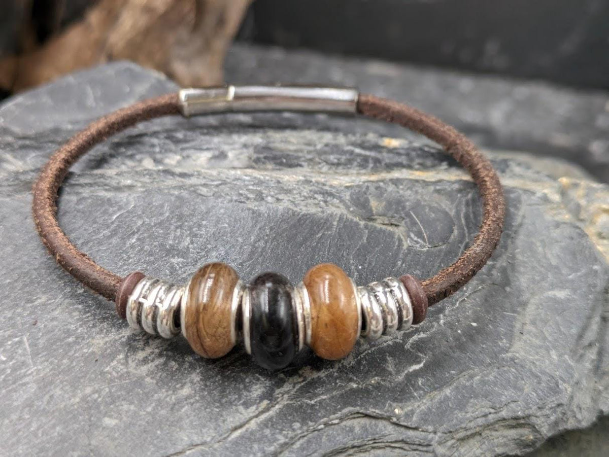 Braunes Glattlederarmband mit drei Minifellperlen in braun und schwarz auf Schieferstein – Zinou Minimanufaktur