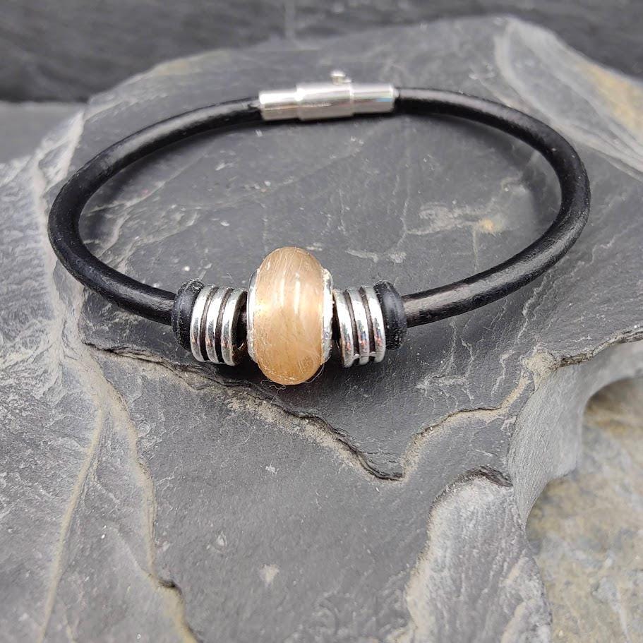 Schwarzes Glattlederarmband mit heller Minifellperle auf Schieferstein – Tierhaarschmuck von Zinou Minimanufaktur