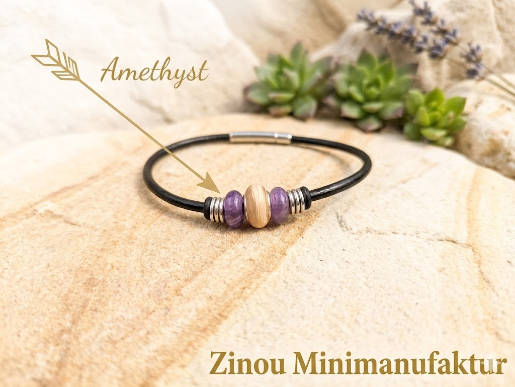 Glücksbringer Armband Lucky mit Fellperle und lila Amethyst-Perlen auf hellem Stein, Beschriftung Amethyst mit Pfeil – Tierhaarschmuck von Zinou Minimanufaktur