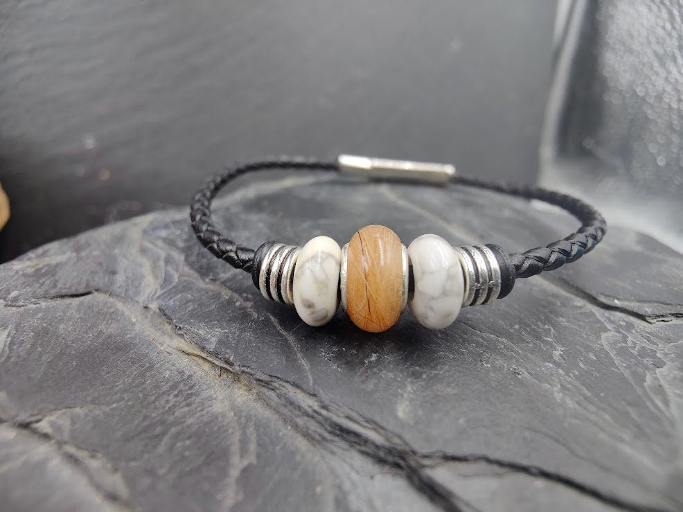 Glücksbringer Armband Lucky mit Fellperle und zwei weißen TürkisPerlen auf schwarzem geflochtenem Lederband auf Schieferstein – Tierhaarschmuck von Zinou Minimanufaktur