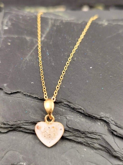 Sterling Silber vergoldeter Herzanhänger mit Asche gefüllt an Goldkette auf Schieferstein – Gedenkschmuck von Zinou Minimanufaktur