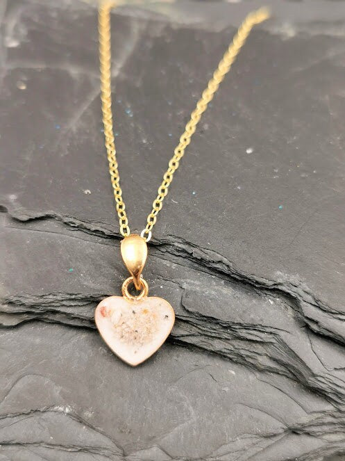 Sterling Silber vergoldeter Herzanhänger creme mit Fell gefüllt an Goldkette auf Schieferstein, Draufsicht – Gedenkschmuck von Zinou Minimanufaktur
