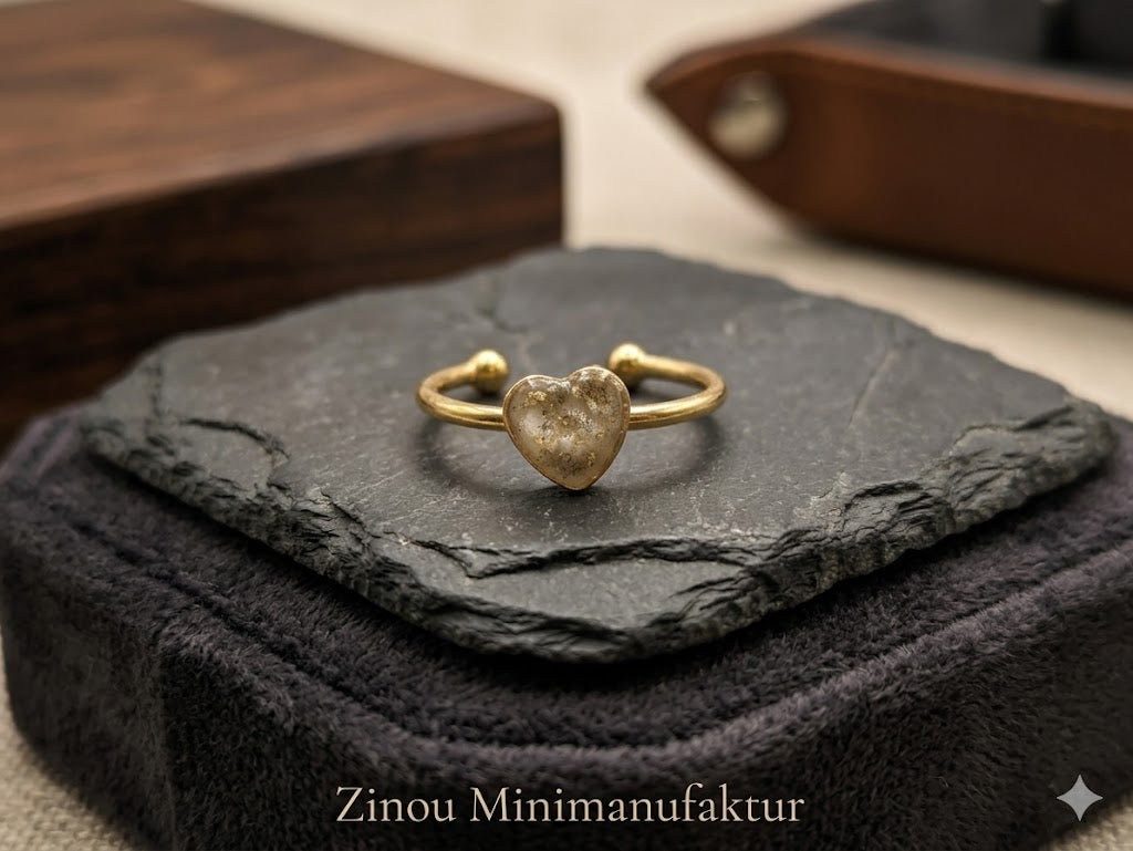 Goldener offener Herzring mit Asche-Einschluss auf Schieferstein-Schmuckbox mit Holzkästchen – Gedenkring von Zinou Minimanufaktur