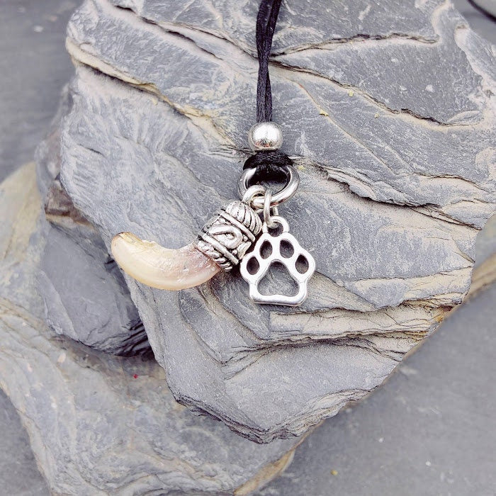 Heller Krallen-Anhänger mit silberner Pfoten-Charm und schwarzer Kordel auf Schieferstein – Tierschmuck von Zinou Minimanufaktu