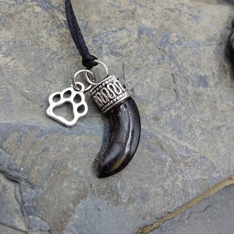 Schwarzer Krallen-Anhänger mit silberner Pfoten-Charm auf Schieferstein – Tierschmuck von Zinou Minimanufaktur