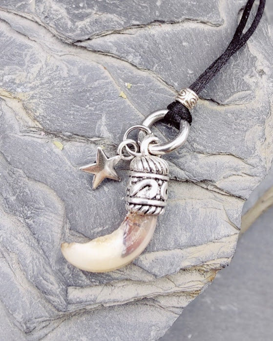 Weißer Krallen-Anhänger mit silbernem Stern-Charm auf Schieferstein – Tierschmuck von Zinou Minimanufaktur