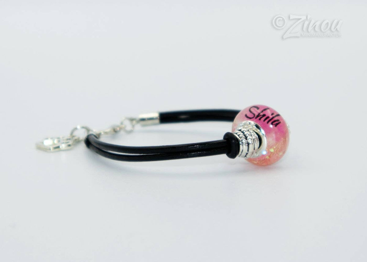 Schwarzes Lederarmband Lenni mit pinker Fellperle und graviertem Namen „Shila\" – Tierhaarschmuck von Zinou Minimanufaktur