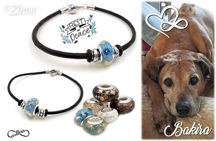 Zwei Lederarmbänder Lenni mit blauen und dunklen Fellperlen, neben Portrait von Hund Bakira – Gedenkschmuck von Zinou Minimanufaktur