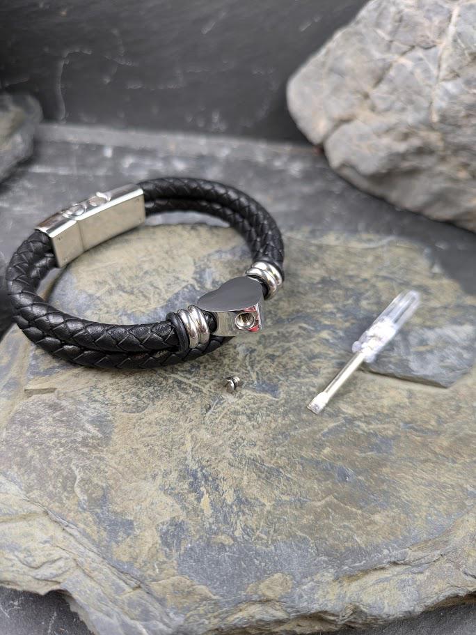 Gedenkschmuck Lederarmband mit Herz-Miniurne und Füllwerkzeug – so wird die Urne befüllt, Zinou Minimanufaktur
