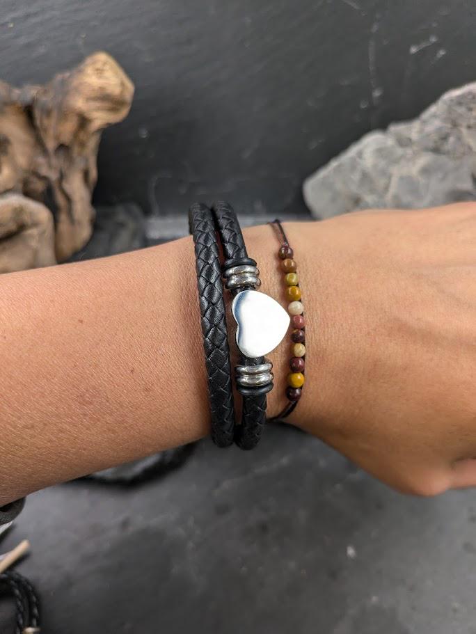 Gedenkschmuck Lederarmband mit Herzurne am Handgelenk, kombiniert mit Perlarmband – Zinou Minimanufaktur