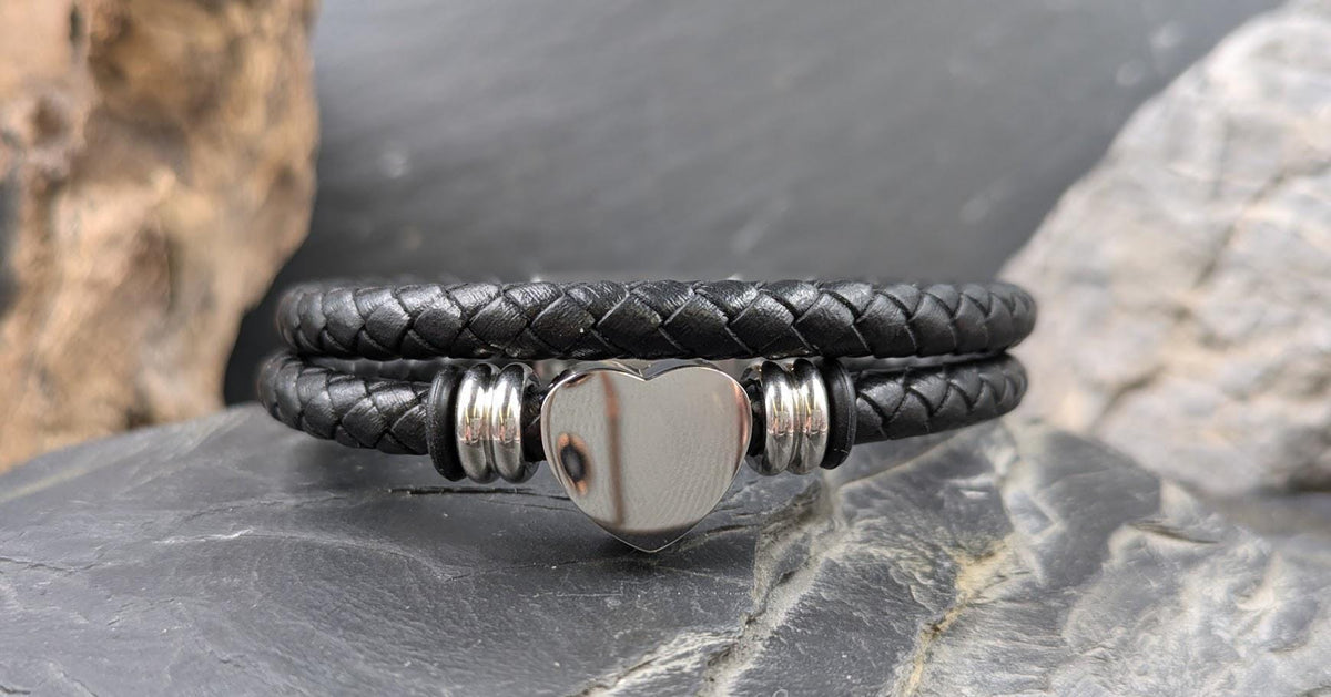 Gedenkschmuck Lederarmband mit Herzurne gefüllt mit Asche von Hund Boomer – Zinou Minimanufaktur