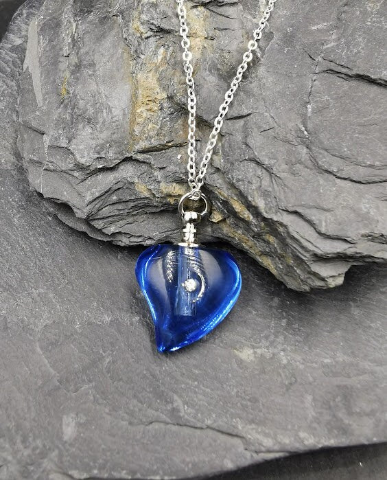 Blaues Glas-Herz-Urnenanhänger mit Strassstein an Silberkette auf Schieferstein – Miniurne Gedenkschmuck von Zinou Minimanufaktur