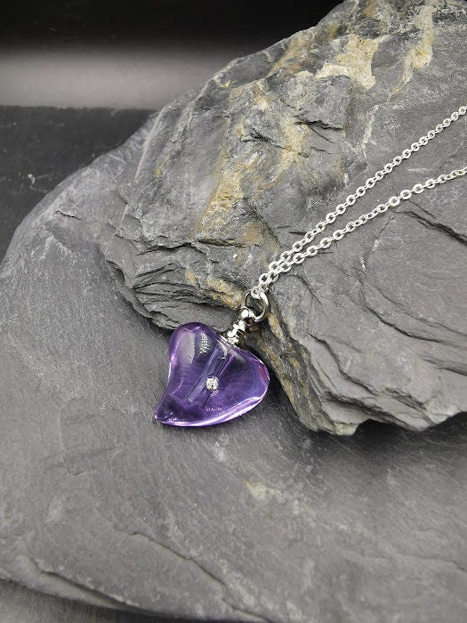 Hellvioletter Glas-Herz-Urnenanhänger mit Strassstein an Silberkette auf Schieferstein – Miniurne Gedenkschmuck von Zinou Minimanufaktur