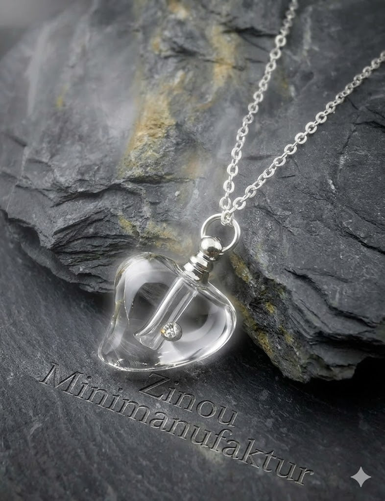 Klarer Glas-Herz-Urnenanhänger mit silberner Fassung und Strassstein an Silberkette auf Schieferstein – Miniurne Gedenkschmuck von Zinou Minimanufaktur