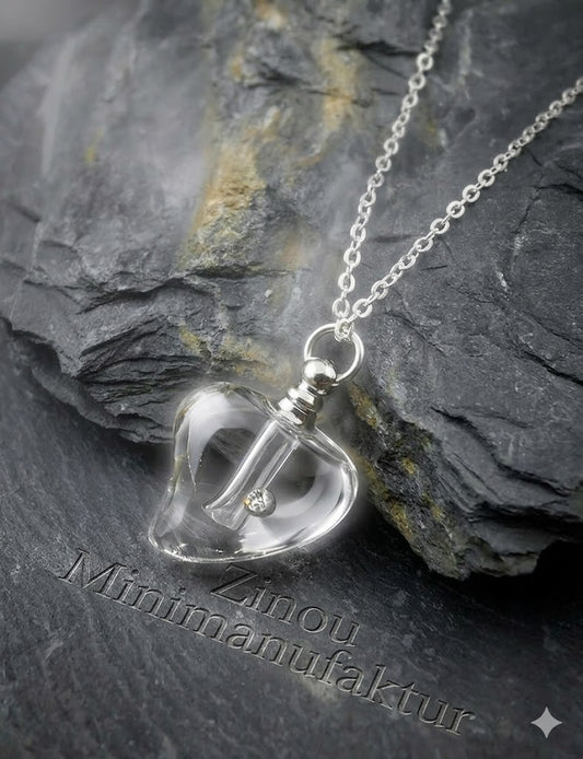 Klarer Glas-Herz-Urnenanhänger mit silberner Fassung und Strassstein an Silberkette auf Schieferstein – Miniurne Gedenkschmuck von Zinou Minimanufaktur
