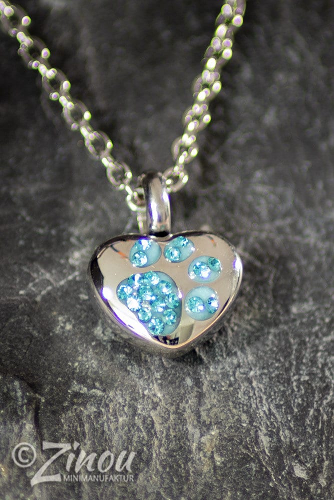 Silberne Herz-Miniurne mit türkisem Strass-Pfötchen-Motiv an Silberkette auf Schieferstein – Gedenkschmuck von Zinou Minimanufaktu