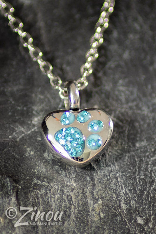 Silberne Herz-Miniurne mit türkisem Strass-Pfötchen-Motiv an Silberkette auf Schieferstein – Gedenkschmuck von Zinou Minimanufaktu