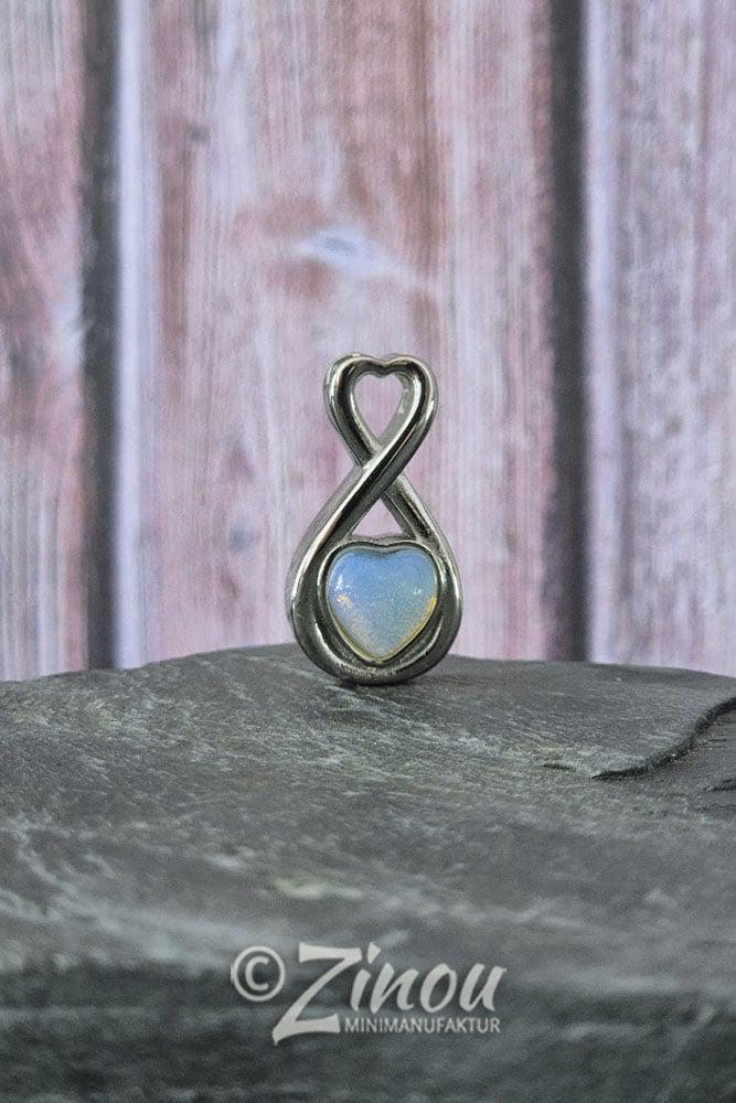 Tierhaarschmuck Infinity-Anhänger mit schimmerndem Opalit-Herz auf Schieferstein, Frontansicht – Gedenkschmuck von Zinou Minimanufaktur