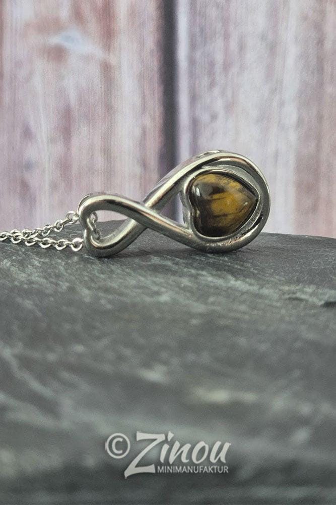 Tierhaarschmuck Infinity-Anhänger mit Tigerauge-Herz auf Schieferstein, seitliche Nahaufnahme – Gedenkschmuck von Zinou Minimanufaktur