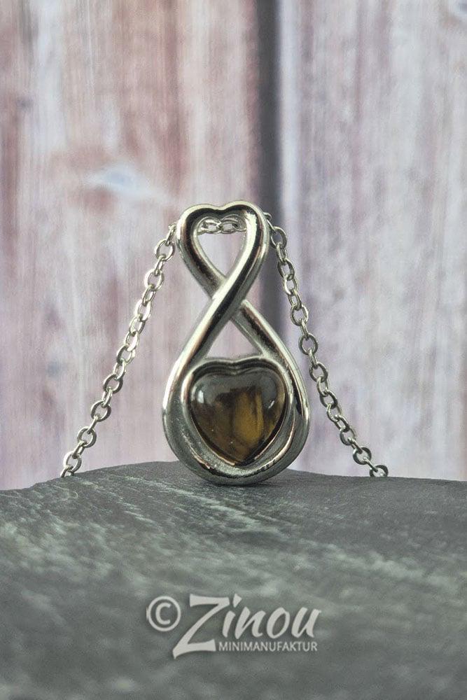 Ascheschmuck Infinity-Anhänger mit Tigerauge-Herz hängend an Silberkette auf Schieferstein – Gedenkschmuck von Zinou Minimanufaktur
