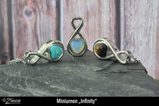 Drei Tierhaarschmuck Infinity-Miniurnen-Anhänger mit türkisem, Opalit- und Tigerauge-Herz auf Schieferstein – Gedenkschmuck von Zinou Minimanufaktur