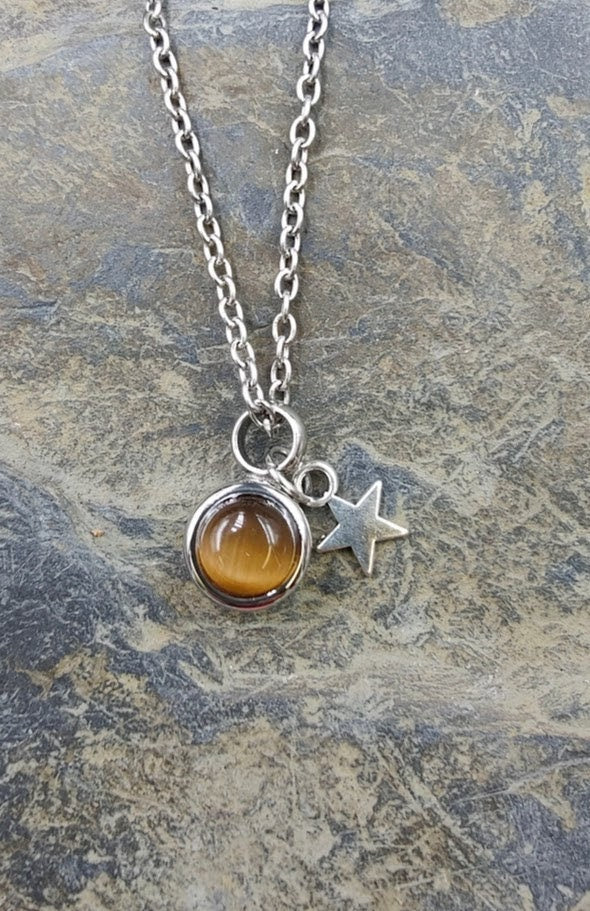 Miniurnen-Anhänger Leni mit Tigerauge-Kugel und Stern-Charm an Silberkette auf Schieferstein – Gedenkschmuck von Zinou Minimanufaktur