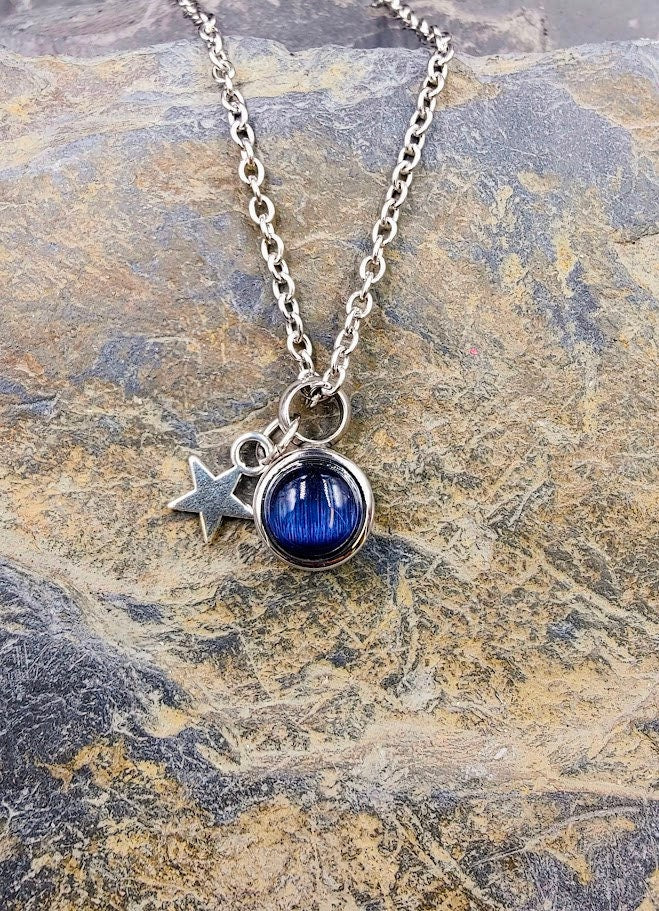 Miniurnen-Anhänger Leni mit dunkelblauer Kugel und Stern-Charm an Silberkette auf Schieferstein – Gedenkschmuck von Zinou Minimanufaktur