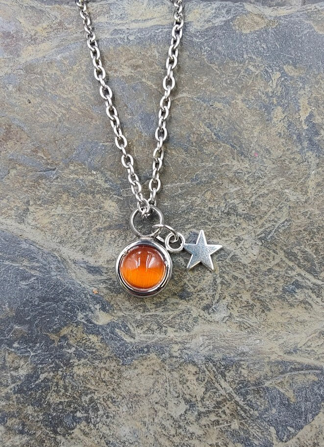 Miniurnen-Anhänger Leni mit oranger Karneol-Kugel und Stern-Charm an Silberkette auf Schieferstein – Gedenkschmuck von Zinou Minimanufaktur