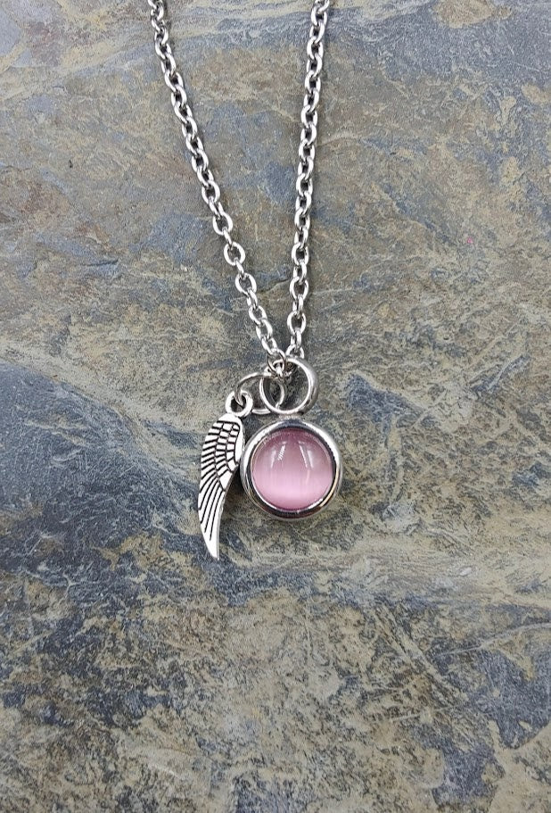 Miniurnen-Anhänger Leni mit rosafarbener Kugel und Flügel-Charm an Silberkette auf Schieferstein – Gedenkschmuck von Zinou Minimanufaktur