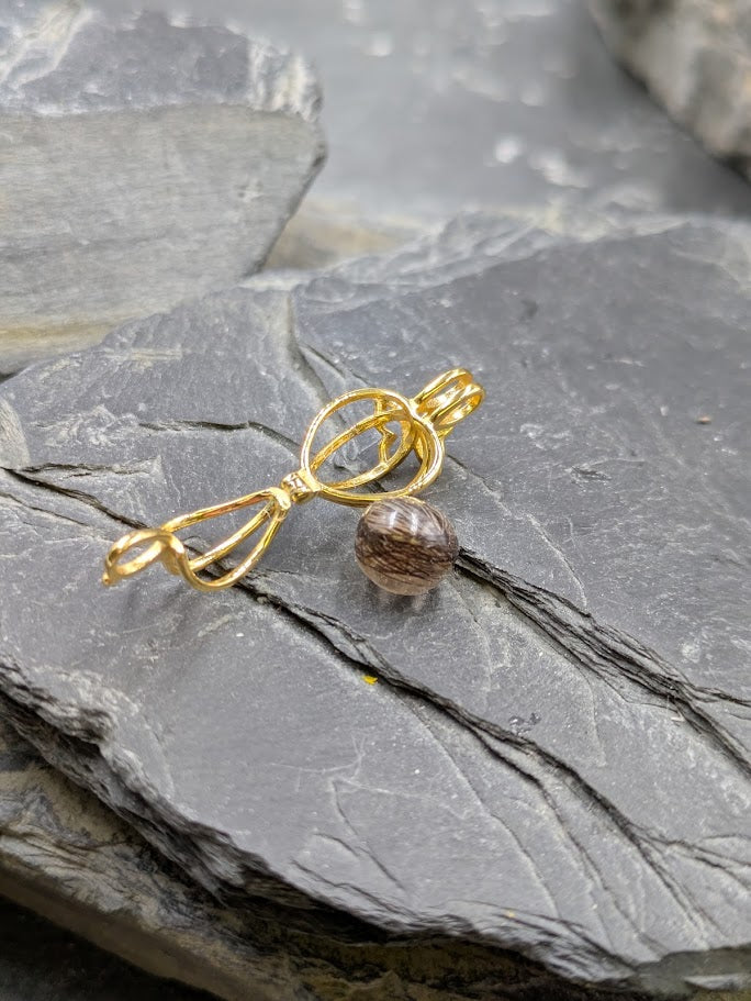 Goldener Käfig mit Schmetterling mit kleinen Zirkonia daneben  eine 8mm Perle gefüllt mit Fell oder Asche Schmuck aus Tierfell