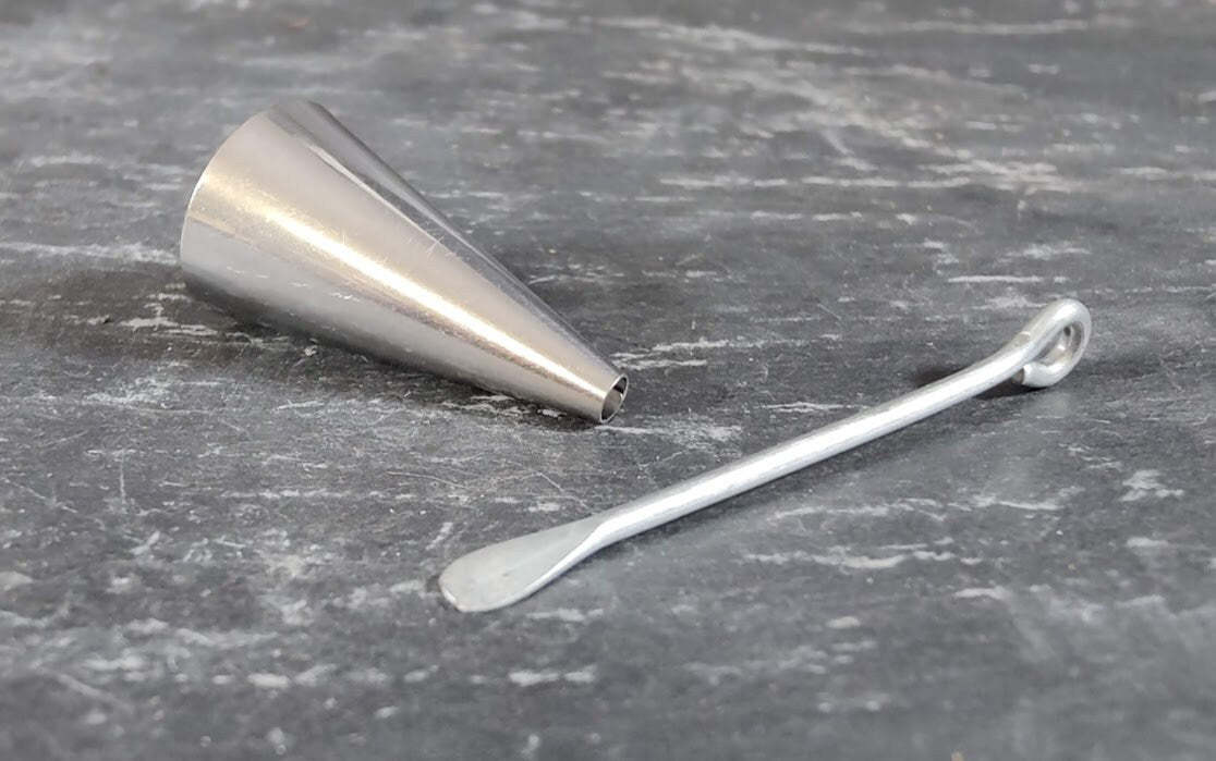 Konischer Urnen-Behälter aus Edelstahl mit Befüll-Löffel auf Schieferstein – Zubehör für Pendel-Urne Bergkristall von Zinou Minimanufaktur