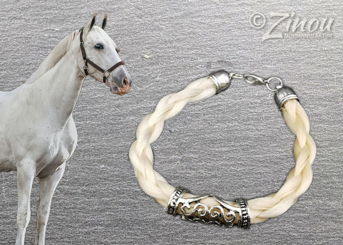 Geflochtenes Pferdehaararmband mit silberner Dreadperle und weißem Pferd im Hintergrund – Pferdehaaarschmuck von Zinou Minimanufaktur