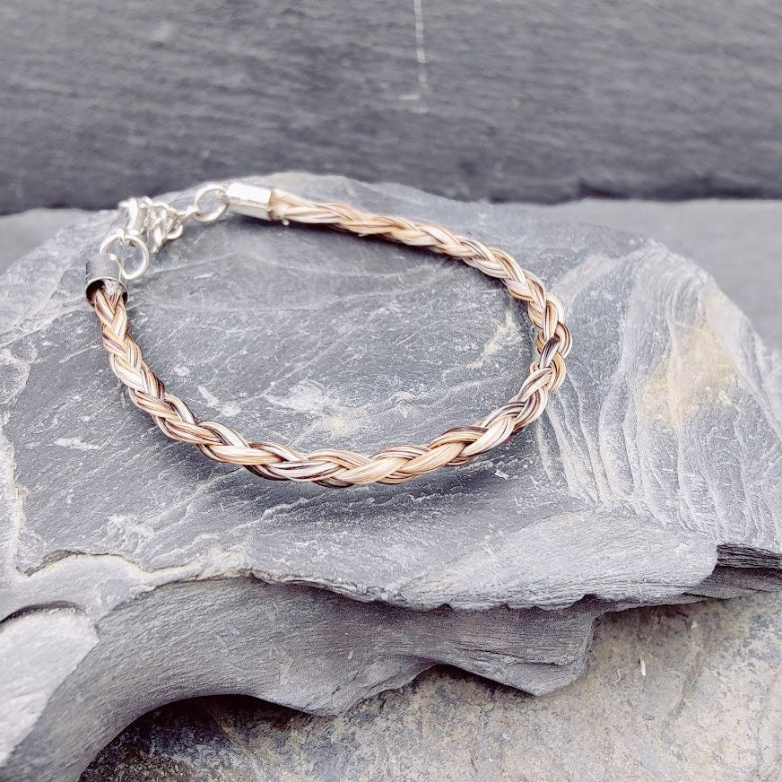 Geflochtenes beige-graues Pferdehaararmband mit Silberverschluss auf Schieferstein – Zinou Minimanufaktur