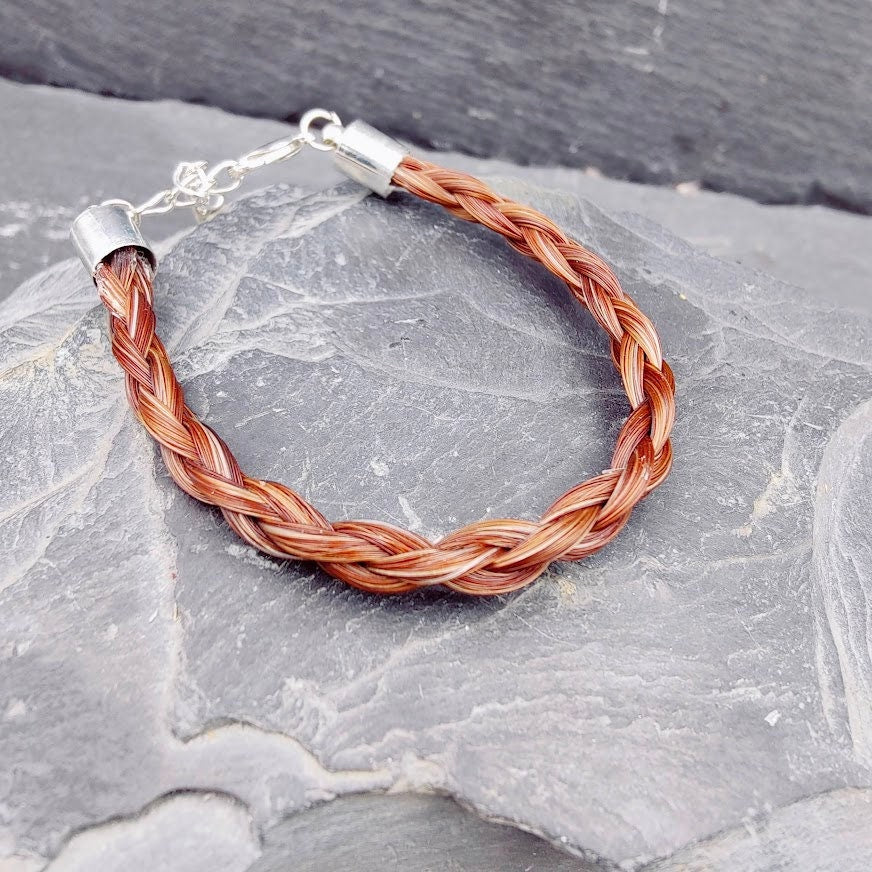 Geflochtenes kupferrotes Pferdehaararmband mit Silberverschluss auf Schieferstein – Zinou Minimanufaktur
