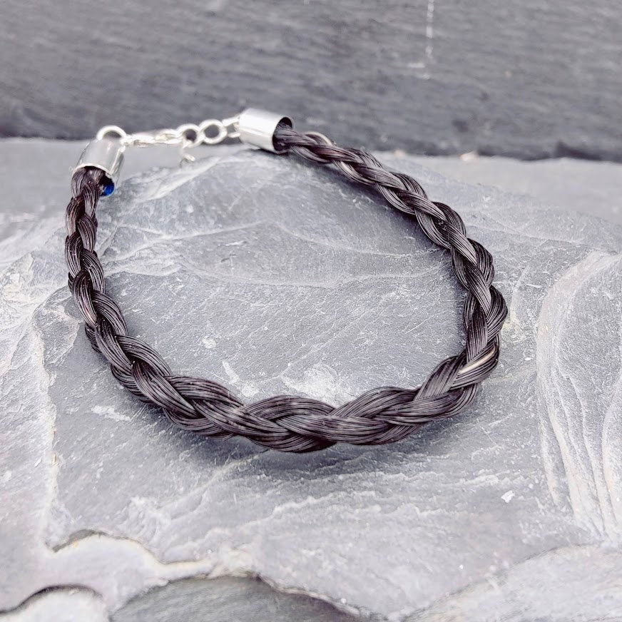 Geflochtenes schwarzes Pferdehaararmband mit Silberverschluss auf Schieferstein – Zinou Minimanufaktur