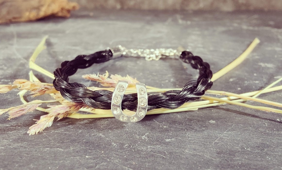 Geflochtenes Pferdehaararmband mit Hufeisen-Charm auf Schieferstein – Zinou Minimanufaktur
