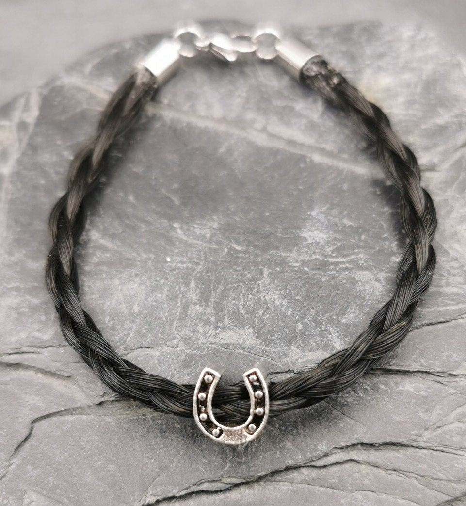 Pferdehaararmband mit Hufeisen-Perle aus echtem Pferdehaar – handgefertigt von Zinou Minimanufaktur
