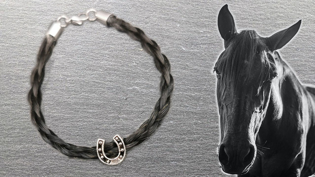 Geflochtenes Pferdehaararmband schwarz mit Hufeisen-Charm – personalisierter Pferdeschmuck von Zinou