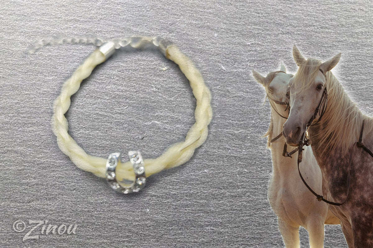 Weißes Pferdehaararmband mit Strasshufeisen-Perle – handgefertigter Pferdeschmuck von Zinou Minimanufaktur
