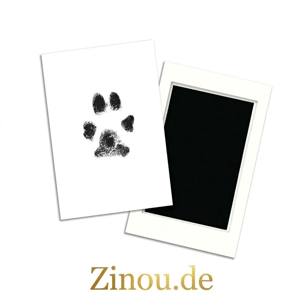 Tintenloses Stempelkissen mit weißem Rahmen und fertige Abdruck-Karte mit schwarzem Pfotenabdruck auf weißem Hintergrund – Pfotenabdruck-Set von Zinou Minimanufaktur