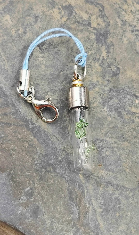 Phiole Röhrchen mit grünem Rosen-Charm an hellblauem Kordel-Schlüsselanhänger auf Schieferstein – DIY Erinnerungsschmuck von Zinou Minimanufaktur