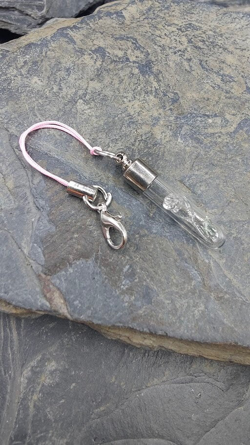 Phiole Röhrchen mit silberner Kappe an rosafarbenem Kordel-Schlüsselanhänger auf Schieferstein – DIY Erinnerungsschmuck von Zinou Minimanufaktur