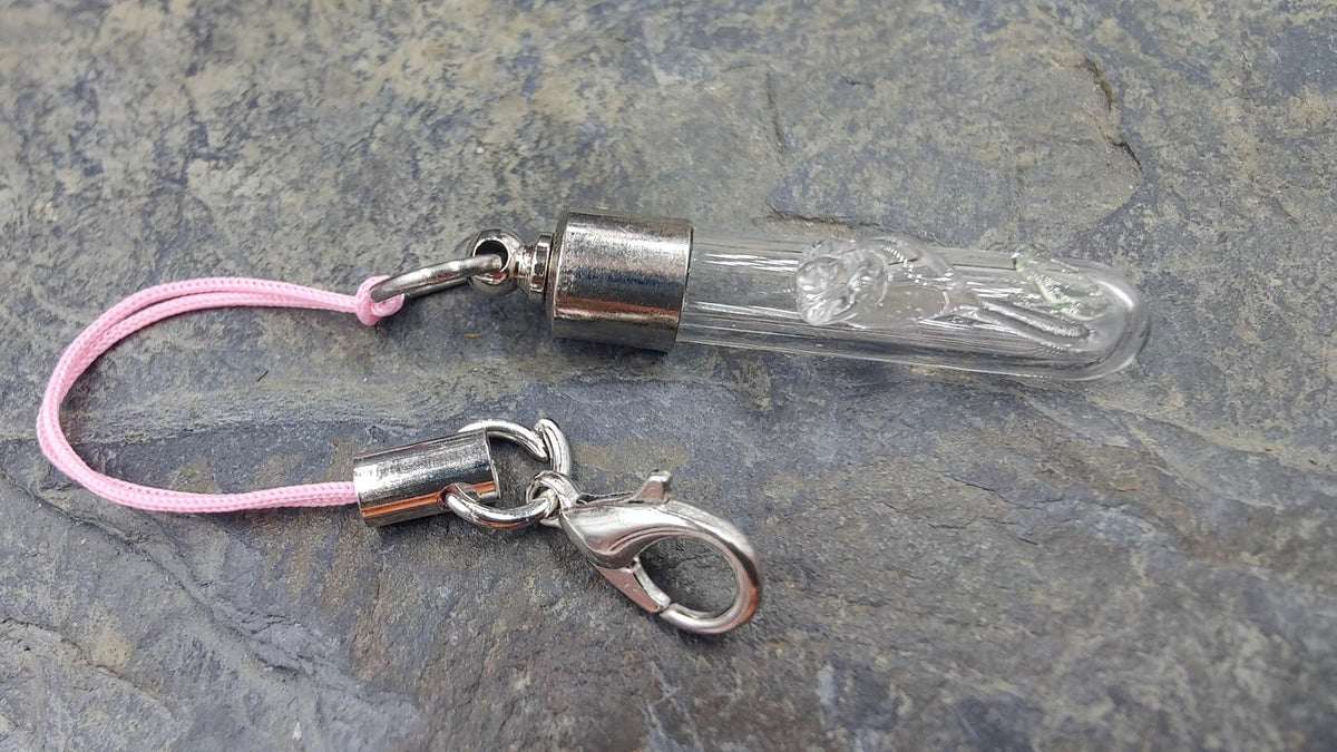 Phiole Röhrchen mit silberner Kappe und rosafarbenem Kordel-Band auf Schieferstein, DIY Erinnerungsschmuck von Zinou Minimanufaktur