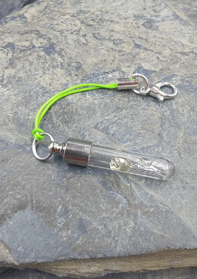 Phiole mit Rosenmuster mit neongrünem Bendel und Edelstahlverschluss