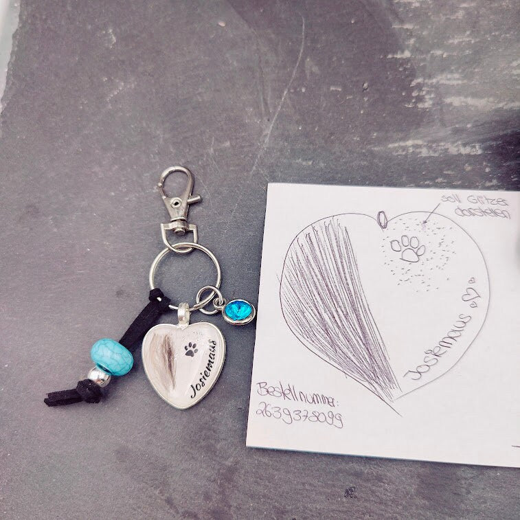 Personalisierter Herz-Schlüsselanhänger mit Tierhaar, Pfoten-Motiv und Aufschrift Josiemaus an silbernem Drahtring mit  Charm auf Schiefer– Gedenkschmuck von Zinou Minimanufaktur