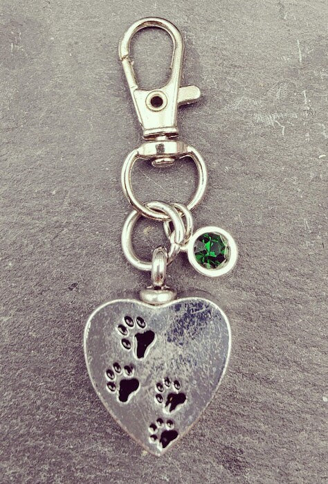 Silberner Herz-Schlüsselanhänger mit Pfotenabdrücken und grünem Strassstein-Charm auf Schieferstein, Frontansicht – Gedenkschmuck von Zinou Minimanufaktur